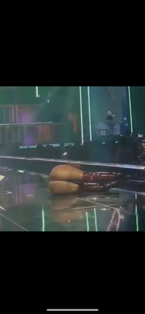 qtpack2's tweet image. Nicki on stage yall the screen just looks dirty 😷