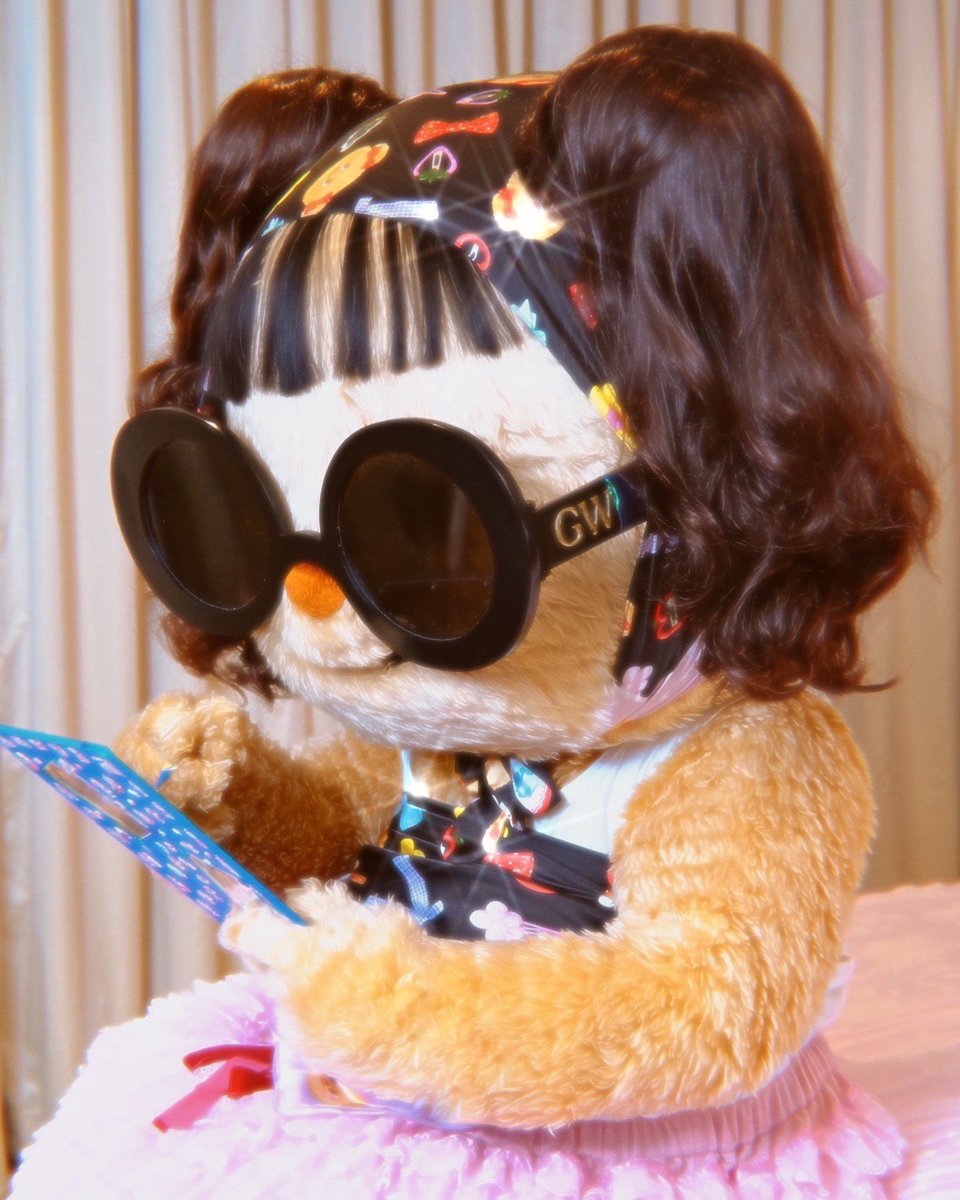 butterbear_th's tweet photo. 🧸น้องเนย: กระจกวิเศษ บอกน้องเถิดวันนี้ใครน่ารักแบบแฟชั่นนิสต้าสุดสวยงามเลิศในปฐพี
🪞กระจก: …
🧸น้องเนย: อืม... แว่นนี้ก็ใช่! เดรสนี้ก็สวย! พร้อมจะเดินรันเวย์แล้วนะ✨
🪞กระ��ก: …
🧸น้องเนย: จดชื่อกระจกกกกกกกกก!!!💢💢
🙋‍♀️ทีมงาน: น้องเนย พี่ว่ากระจกน่าจะพังค่ะ พี่ๆว่าลุคนี้น้องเนยน่ารักแบบแฟชั่นนิสต้าสุดสวยงามเลิศในปฐพี คอนเฟริมมมมม😃

#butterbear  #ด้อมน้องเนย