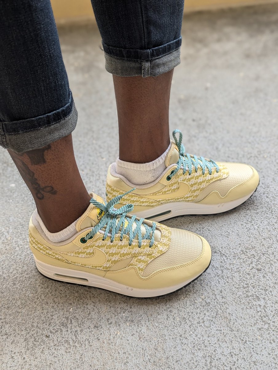 amcmath04's tweet image. Saturday's Shirt and Kick Combo! 

#KOTD #Nike #AM1 #Lemonade #ashwithkicks #thesolefirm
#queensofsole #sneakersisterhood #respectherstyle
#girlsxkicks #wearyourkicks #yoursneakersaredope

Shirt  @KIXNKARBS
Shoes @nike