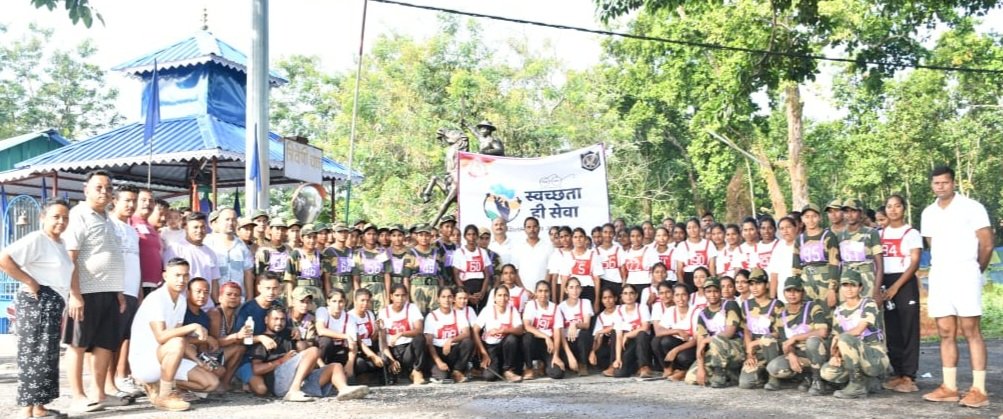 stcbsfnb's tweet image. &quot;Today,under the aegis of swachtahiseva campaign,recruits and staff of STC BSF NB a/w villagers carried out cleanliness at village Khola chand Fapri,Salugara.A clean environment is vital for our  well-being.Together,let’s take action and inspire others to join this noble cause&quot;
