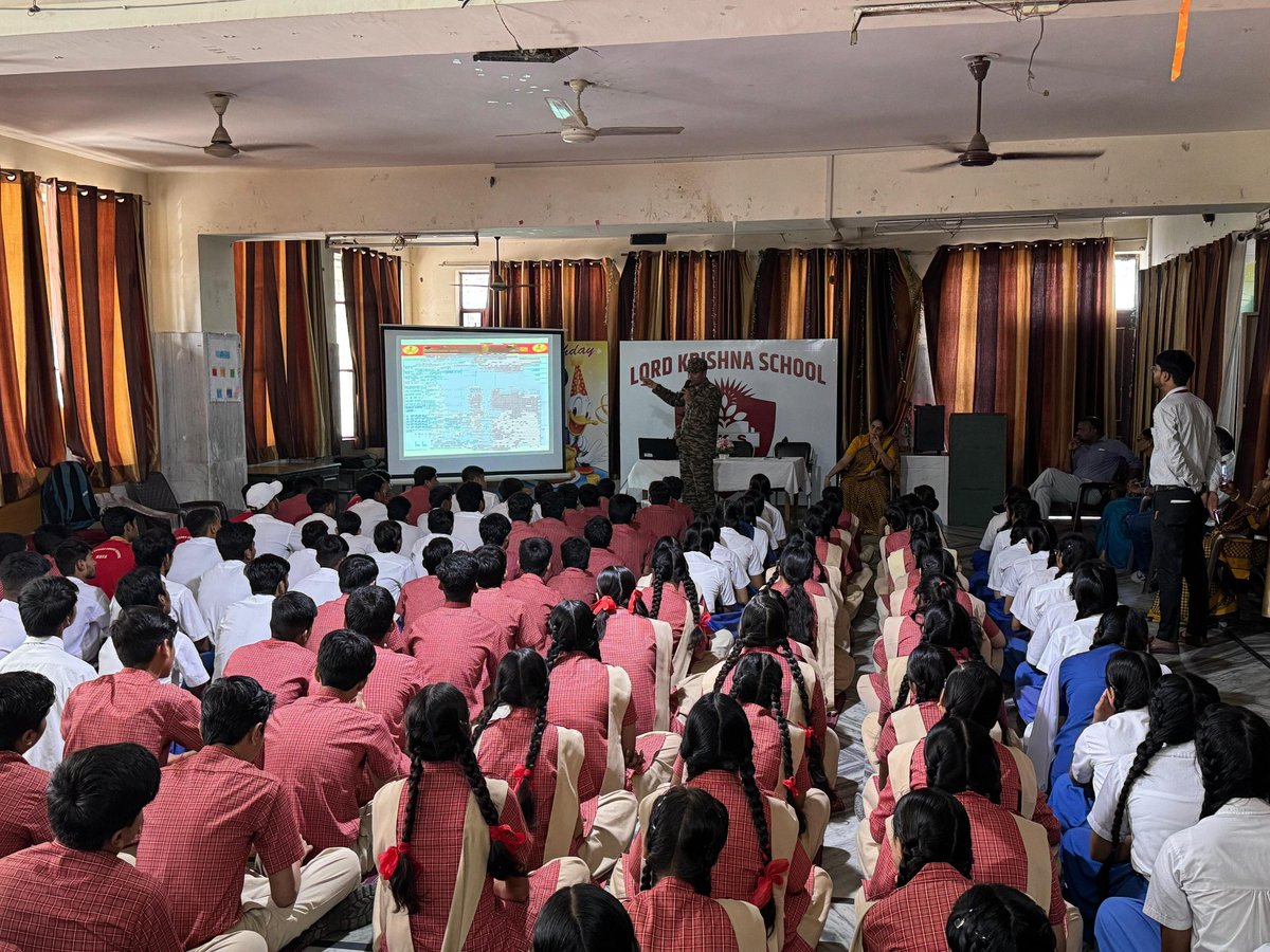 ChetakCorps_IA's tweet image. #StudentOutreach : Nurturing the Future 

The #GandivEagles, under the aegis of #GandivDivision, hosted an engaging lecture at Lord Krishna Public Senior Secondary School (Polytechnic) in Kota. 
The session aimed to inspire young minds to consider a future in the #IndianArmy and