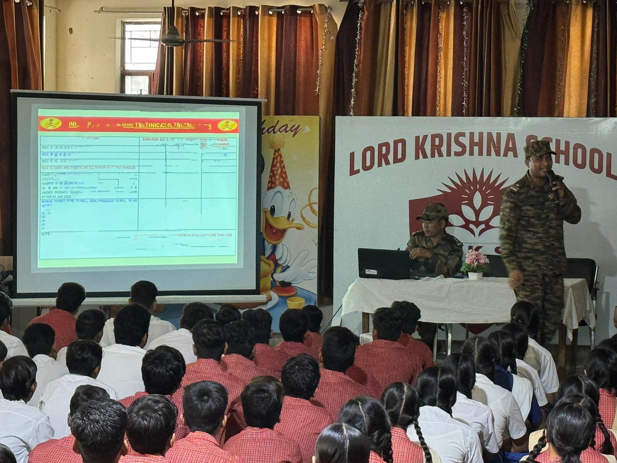 ChetakCorps_IA's tweet image. #StudentOutreach : Nurturing the Future 

The #GandivEagles, under the aegis of #GandivDivision, hosted an engaging lecture at Lord Krishna Public Senior Secondary School (Polytechnic) in Kota. 
The session aimed to inspire young minds to consider a future in the #IndianArmy and