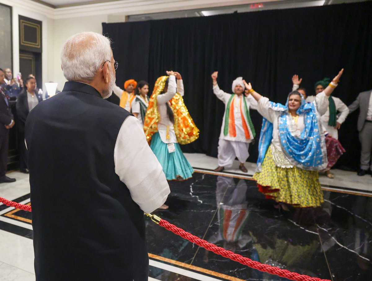 SirajPashabjp's tweet photo. A warm welcome in New York for Hon'ble PM Shri @narendramodi.
#ModiInNewYork
#ModiInAmerica
@VasundharaBJP @ProfTariqManso1 @saudansinghbjp @SarojPandeyBJP https://t.co/1XuyivdCsM
