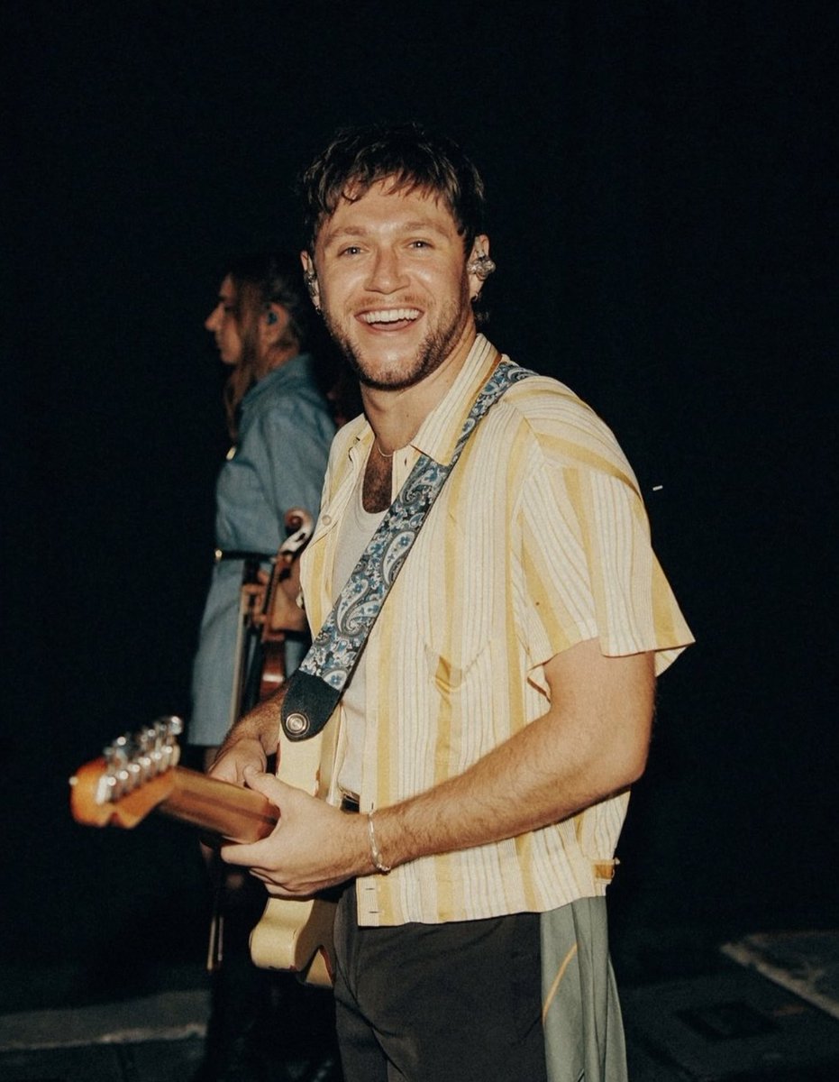 avnniall's tweet image. Who needs some fuckin yellow flowers when you got him☀️