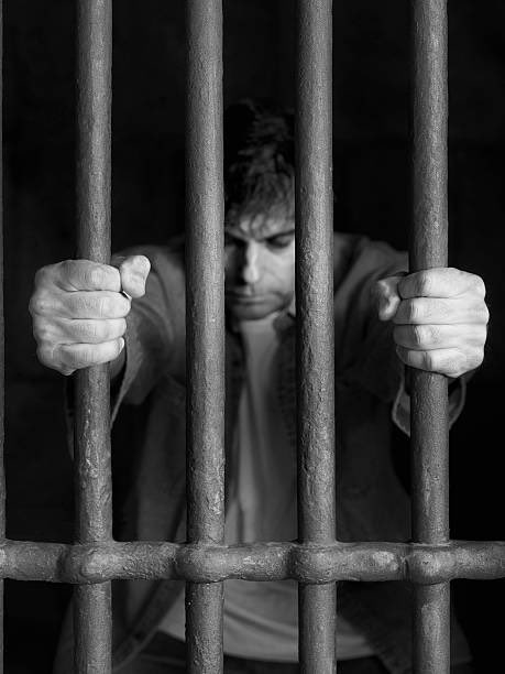 بسبب طرح بعض المتبعرين للوظائف وراكبين الموجة الان يقبع وراء القضبان من غرر بهم ويوجد بعض المالطيب للعدالة، السوال القوي مين رح يدفع فاتورة ضياع مستقبلهم ومن سيدفع ٣٠ الف لكل منهم، تفضل هز كتوفك بس لاتنسى تلبس عباية مع الثوب مشان تشبر براحتك.الله لايسامح كل واحد اله يد بضياعهم.🤦‍♂️