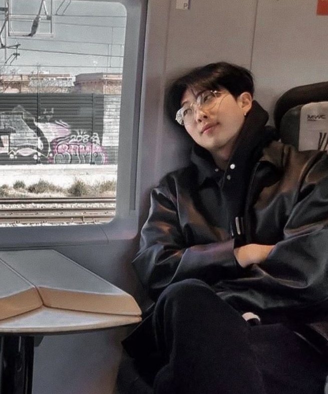 2 tahun 7 bulan, masih berdua ditanggal 22 yang sama. Selamat hari jadi kesayangan hydra. 💙😘
<a href="/jiivhyo/">Farra</a> 💙

#IDoWithMaChérie