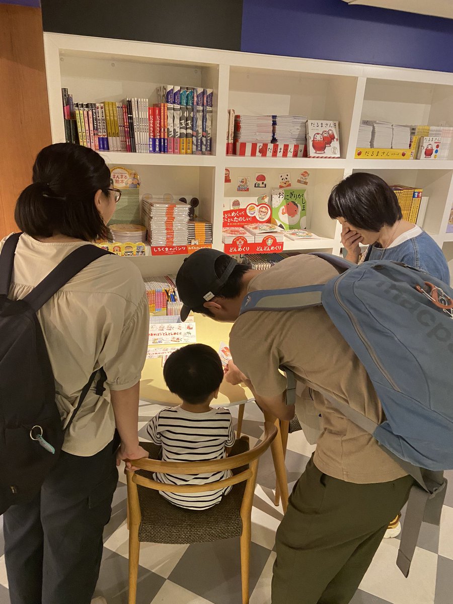yam_aya's tweet photo. ＼ただいま在廊中／
『どんどんめくり』原画展、
本日16時まで、やぎたみこさん
在廊中です🍚
自分で空欄に描き込んで作れる
ミニミニどんめくりシートを
つくるコーナーもありますよ！
子どもも大人も夢中！
原宿駅から5分です。
どうぞいらしてください😊 https://t.co/PtYubPh2G1