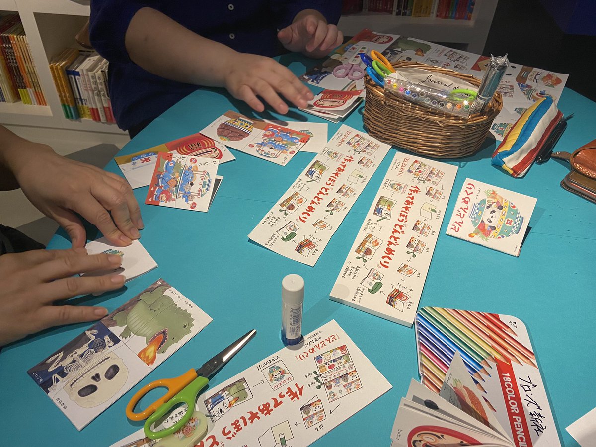 yam_aya's tweet photo. ＼ただいま在廊中／
『どんどんめくり』原画展、
本日16時まで、やぎたみこさん
在廊中です🍚
自分で空欄に描き込んで作れる
ミニミニどんめくりシートを
つくるコーナーもありますよ！
子どもも大人も夢中！
原宿駅から5分です。
どうぞいらしてください😊 https://t.co/PtYubPh2G1