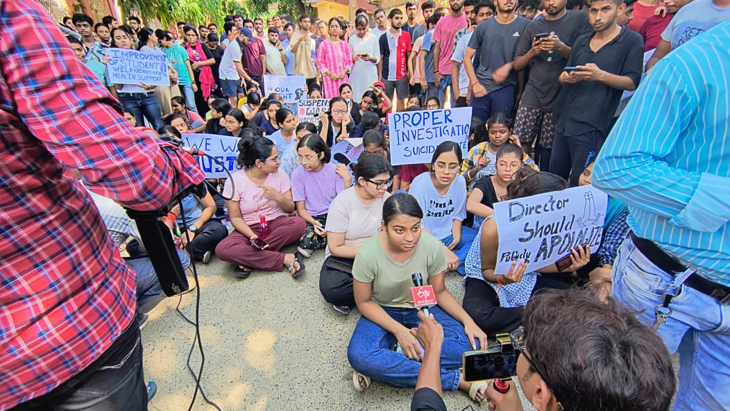nitp_20thSept's tweet photo. @NITPatna1 @EduMinOfIndia 
1. Authorities are trying to close the matter by telling lies
2.Director is not showing his appearance 
3. Her pulse rate was not checked by the doctor who came and the doctor who came was drunk. 
#Justiceforpallavi https://t.co/zUQNYwD2qB