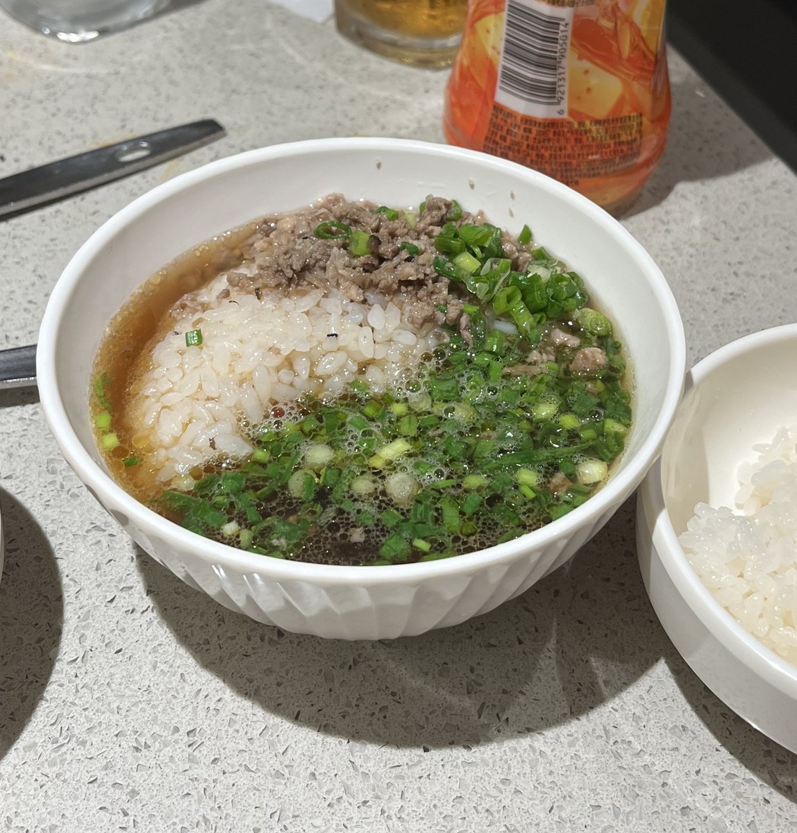 snowdoesnot's tweet photo. 개인적으로 하이디라오 계란밥보다 좋았던 희수국밥....

희수국밥은요 
버섯탕시켜서 야채랑 고기 넣어가면서 엑기스만 남을때까지❗️
그 다음에 공기밥 시켜서 소스바가서 다진고기랑 파 가져와서 버섯탕 국물 부어서 말아주면 끝!!!
찐한 쌀국수 국물에 밥 말아먹는 느낌남!!!! https://t.co/Jyh8c2wpZn
