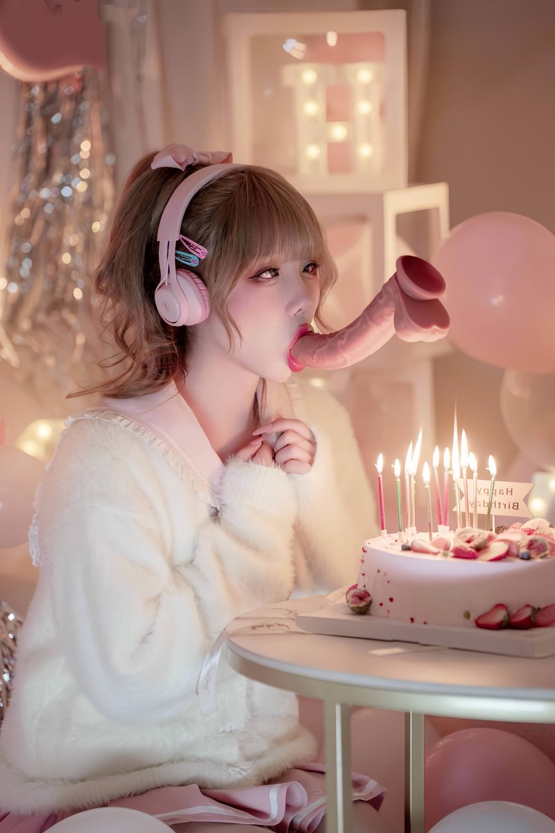 很难抗拒她的颜值！ 
这吃的是巧克力吗🍫 https://t.co/c8Uy6z2zZ1