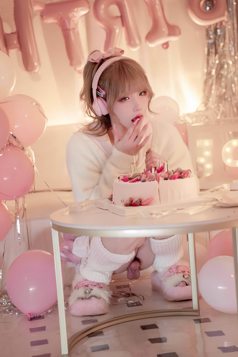 很难抗拒她的颜值！ 
这吃的是巧克力吗🍫 https://t.co/c8Uy6z2zZ1