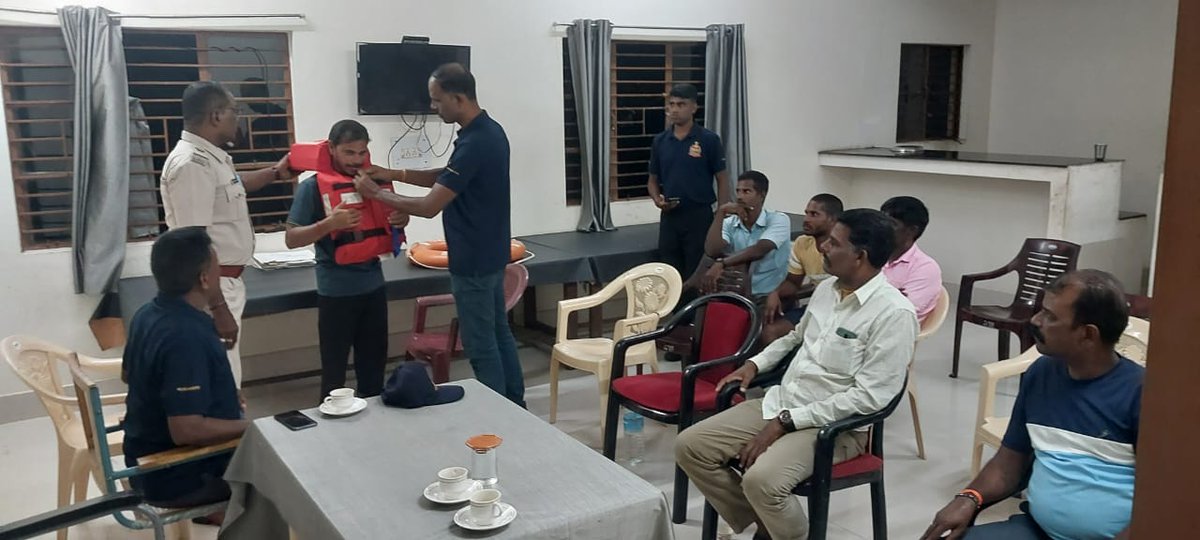 HutBay_Police's tweet photo. Vigilant Eyes at Sea! Fisherman Watch Group meeting-cum-safety demo class was held at PS Hut Bay on Sept 21, 2024. Encouraging fishermen to report poaching activities &amp; safeguard marine conservation. #FishermenAgainstPoa #PoliceTeamHutBay" https://t.co/BgMX4fMrKR