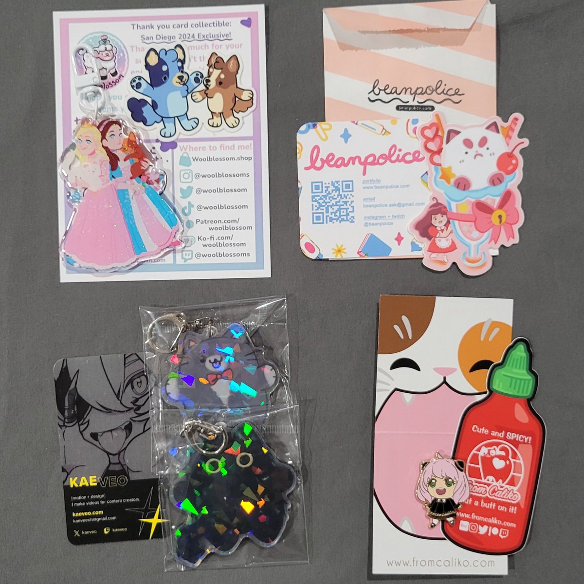 MintTBunny's tweet photo. Onto Day 2!
1: signatures from various artists, a doodle (!!!) and 3 charms from #chocojax
2: top left #woolblossom, top right #beanpolice, bottom left #KaeVeo, bottom right #FromCaliko
3: top is more from woolblossom, bottom left #lita426t, bottom right made by stamping at a booth!
4: left from mimopuffs (I hope the guy wasn't tired of me coming back to get more for other friends π
), top right #tunaaspicy, bottom right #alluux_