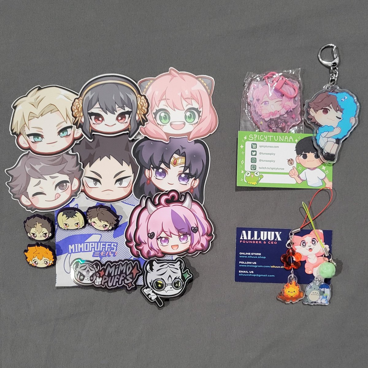 MintTBunny's tweet photo. Onto Day 2!
1: signatures from various artists, a doodle (!!!) and 3 charms from #chocojax
2: top left #woolblossom, top right #beanpolice, bottom left #KaeVeo, bottom right #FromCaliko
3: top is more from woolblossom, bottom left #lita426t, bottom right made by stamping at a booth!
4: left from mimopuffs (I hope the guy wasn't tired of me coming back to get more for other friends π
), top right #tunaaspicy, bottom right #alluux_