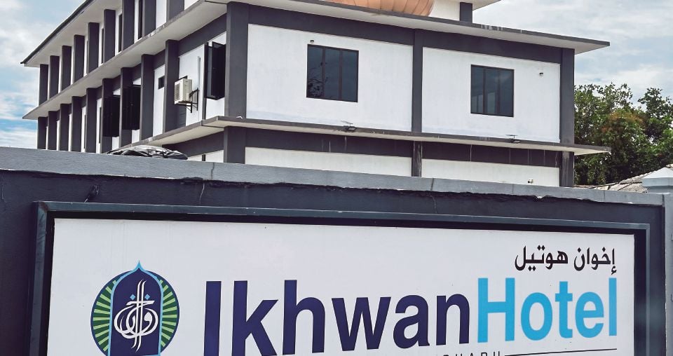 philipyongdxer's tweet image. I&apos;m gonna take my horse to the hotel room at Ikhwan Hotel 

Hahaha 🤣 

#GISBH