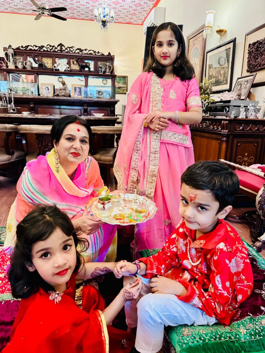 MrigeshaOnline's tweet photo. Daughters are the future leaders, innovators, and change-makers. 

Let's empower them today and every day! 

#DaughterPower #WorldDaughtersDay https://t.co/IrOeU9Hq4T