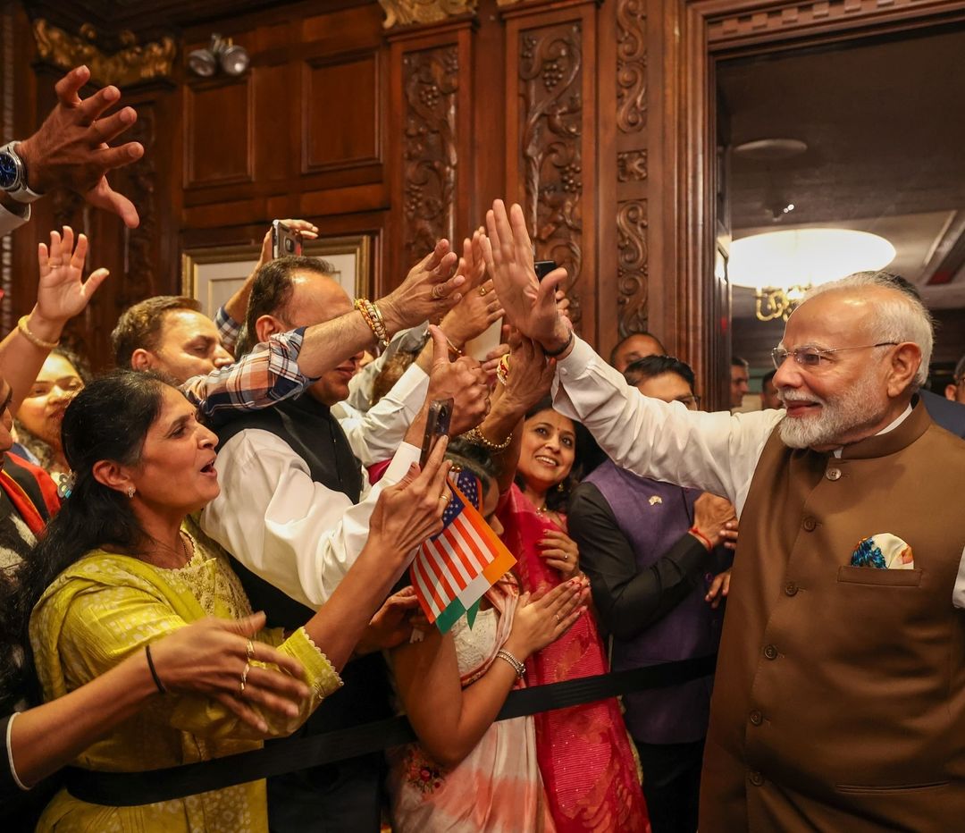 iRitaPatel's tweet photo. PM @narendramodi ji receives warm welcome by Indian Community at Hotel duPont, Wilmington, Delaware, in USA.
#modiusa #modiusavisit #modihaitomumkinhai #modihaitohmumkinhai #namoforeverindia https://t.co/nHgoPoFYKD