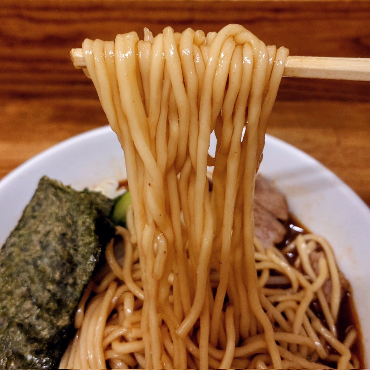 ★老舗を訪ねるシリーズ⑩★
はじめ @藤沢本町
◾️チャーシューらー麺(麺硬め)

私の地元の知る人ぞ知る名店🍜
節の効いた濃い味のスープが独特で、
がんこから塩気を引いて甘みを加えた
ような濃さ🤔
この唯一無二な味がイイ👍
中太のモチヤワ自家製麺もまた旨い♪
チャーシューが絶品で個人的No.1煮豚