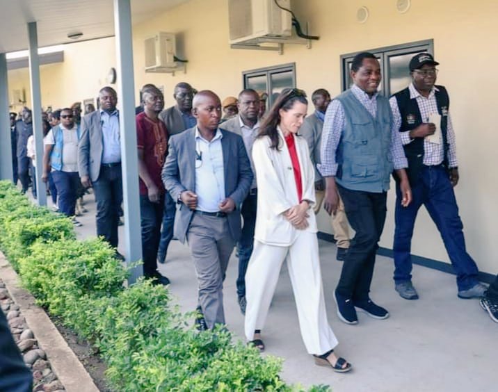 Charge d’affaires <a href="/BerniSmith5/">Berni Smith</a> and President <a href="/HHichilema/">Hakainde Hichilema</a> touring Mambwe hospital. 

The exceptional staff and facilities make it one of the safest places in Zambia to give birth. 

This state of the art facility was made possible by 🇬🇧 and 🇿🇲 partnership.
#GoFarGoTogether