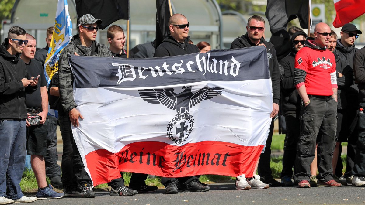 OmzRi's tweet photo. KONFEDERACJA POD RĘKĄ Z NIEMIECKIMI NAZISTAMI 

Przypominamy, że trzech polityków "Konfederacji" poszło na współpracę z AFD czyli niemiecką partią popieraną przez środowiska niemieckich nazistów.

Stanisław Tyszka, 
Marcin Sypniewski
Ewa Zajączkowska-Hernik

Większość z polityków z AfD oskarżana jest o prorosyjskość, kontakty z Łukaszenką i rusofilskie poglądy. Znajdują się tam też nurty rewizjonistyczne wobec Polski i polskich granic. Generalnie AFD nie uznaje polskich granic i chce zwrotu przez Polskę Wrocławia, Olsztyna, Katowic i Szczecina. 

Że strony AFD pojawiają się też często próby wybielania żołnierzy Wermachtu i nazistowskich zbrodniarzy z SS. 

I coś takiego popiera Konfederacja, naszym zdaniem można to ocenić jako zdradę polskiego interesu narodowego. 

______
Wspieraj nasze działania. 

Skutecznie ścigamy rasistów, homofobów, faszystów, ksenofobów i proputinowskich nacjonalistów. Bez żadnego wsparcia państwa, bez unijnych dotacji. Jedynym źródłem finansowania działań Ośrodka są dobrowolne darowizny naszych zwolenników.

Wspieraj nas:
PayPal i karta płatnicza: https://t.co/UoCbYqT979
zbiórka: https://t.co/xTFhjOmyqo

Dane do przelewu:
nr konta 19 2490 0005 0000 4520 8435 8540
Ośrodek Monitorowania Zachowań Rasistowskich i Ksenofobicznych
Plac Dąbrowskiego 5
00-057 Warszawa
tytuł : "darowizna na działalność statutową"
IBAN : PL19249000050000452084358540
SWIFT: ALBPPLPW

Uruchomiliśmy nasz profil na portalu Patronite, będziemy zobowiązani jeśli zdecydujecie się Państwo zostać naszymi patronami:
https://t.co/mDBDrRpCHD

@KONFEDERACJA_ 
@Europarl_PL