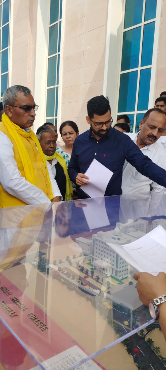 MinWelfareUP's tweet photo. मा. मंत्री श्री @oprajbhar द्वारा बरेली में 'प्रधानमंत्री जन विकास कार्यक्रम' के अंतर्गत बरेली हेड क्वार्टर में यूनानी मेडिकल कॉलेज का निरीक्षण किया गया। 

इस दौरान मुख्य विकास अधिकारी, उपनिदेशक अल्पसंख्यक कल्याण बरेली मंडल एवं अधिशासी अभियंता लोक निर्माण विभाग आदि उपस्थित रहे। https://t.co/59TGdyiiFO