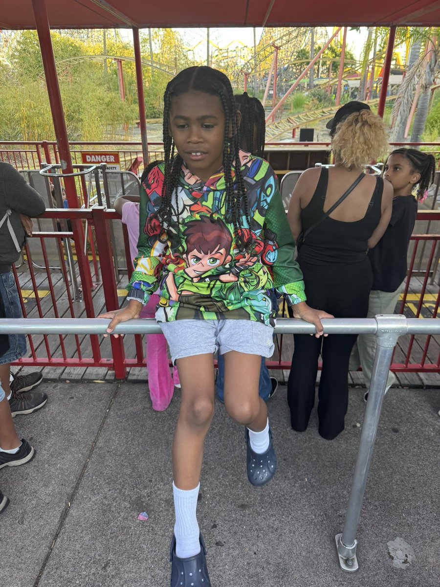 ManOrMoon4521's tweet photo. Six Flags With The Gang Was Amazing 🎡🎢 https://t.co/NGAXWhzzrK