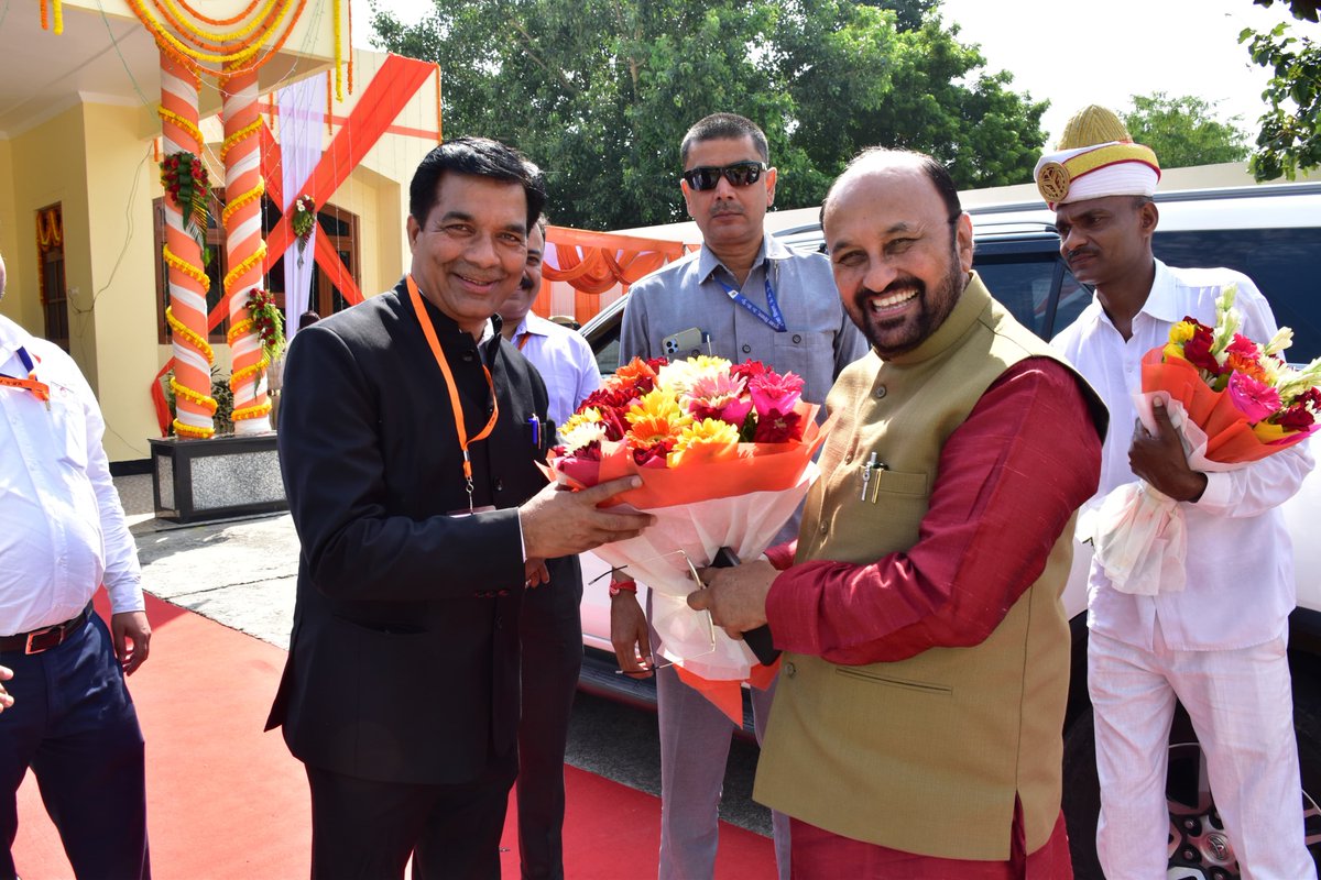 YogendraUpadhy's tweet photo. #वीर_बहादुर_सिंह_पूर्वांचल_विश्वविद्यालय, जौनपुर आगमन पर विभागीय अधिकारियों द्वारा अगवानी की गई |
#NarendraModi #YogiAdityanath #anandibenpatel #Yogendraupadhyay #BJP4IND #BJP4UP #BJPGovernment #Education #highereducation #university #UttarPradesh #Dikshant https://t.co/Zoc5lPJrWh