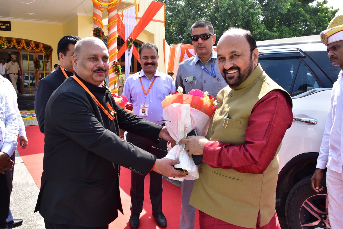 YogendraUpadhy's tweet photo. #वीर_बहादुर_सिंह_पूर्वांचल_विश्वविद्यालय, जौनपुर आगमन पर विभागीय अधिकारियों द्वारा अगवानी की गई |
#NarendraModi #YogiAdityanath #anandibenpatel #Yogendraupadhyay #BJP4IND #BJP4UP #BJPGovernment #Education #highereducation #university #UttarPradesh #Dikshant https://t.co/Zoc5lPJrWh