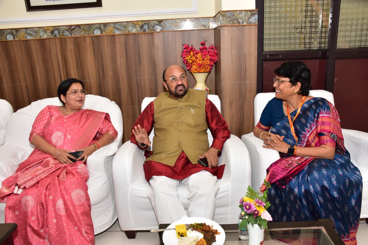 YogendraUpadhy's tweet photo. #वीर_बहादुर_सिंह_पूर्वांचल_विश्वविद्यालय, जौनपुर आगमन पर विभागीय अधिकारियों द्वारा अगवानी की गई |
#NarendraModi #YogiAdityanath #anandibenpatel #Yogendraupadhyay #BJP4IND #BJP4UP #BJPGovernment #Education #highereducation #university #UttarPradesh #Dikshant https://t.co/Zoc5lPJrWh