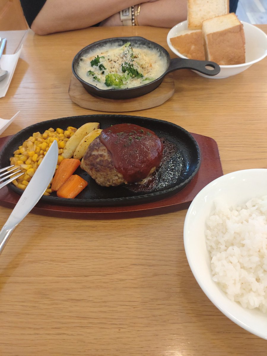 mimickboo's tweet photo. 今日のランチは自宅から歩いて３分のとこにある“たむたむ”でハンバーグセット🍽️
ここは地下がスタジオになっていて沢山の“タムタム”が有りました🥁
入口別だけど中いっしょ🙄
あのびっくり◯ンキーより美味しかった🤤
十年以上行ってないけど🤔
#洋食たむたむ https://t.co/GzgoCw3vLS