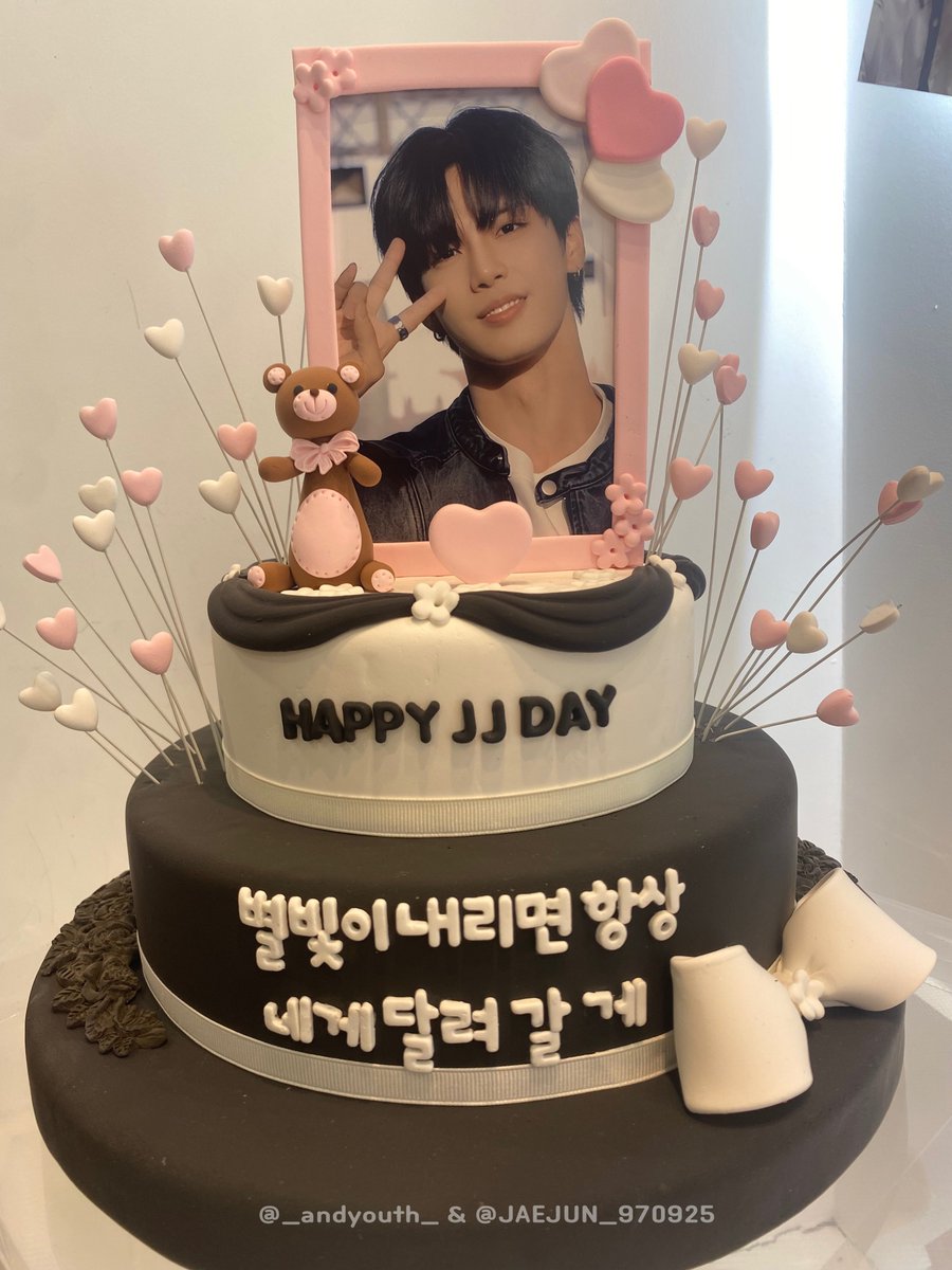 _andyouth_'s tweet photo. 。　♡ 。　　♡。　　♡
♡。　＼　　｜　　／。　♡
　𝑯𝒂𝒑𝒑𝒚 𝑱𝒂𝒆𝒋𝒖𝒏 𝑫𝒂𝒚 𝟐𝟎𝟐𝟒
♡。　／　　｜　　＼。　♡
。　♡。 　　。　　♡。

재준이에게 생일 케이크를 준비했습니다 ෆ
내일까지 ☘️ 폴라스튜디오 압구정점☘️ 에 전시되어 있습니다 .ᐟ.ᐟ 
많이 보러 와주세요 ☻ 

#우리의_청춘_재준이와_영원히_함께_할게
#Dear_our_youth_JJ 
#티에이엔 #인어미닛 #시티보이로그