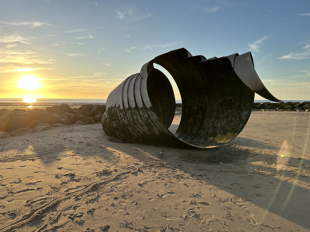 📅 ON THIS DAY

13 yrs today since much-photographed #Mary's Shell installed on #Cleveleys beach.

Stephen Broadbent designed it, made from stainless rolled sections by Chris Bramall Arts at their factory in Ulverston.

👉bit.ly/marys-shell