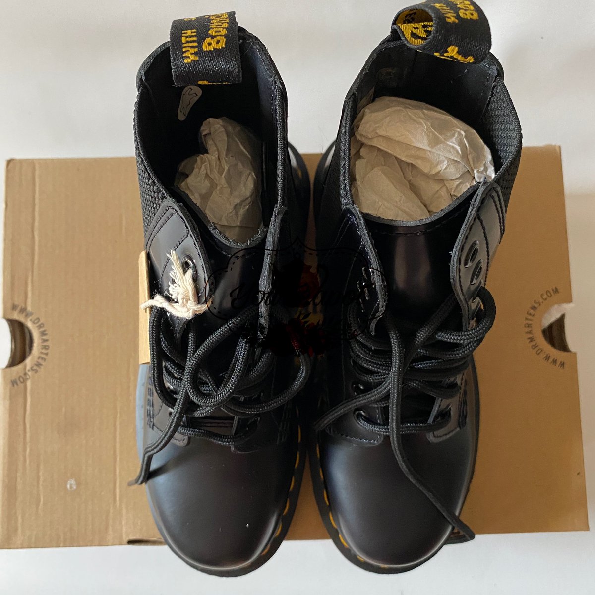 MillyeCo's tweet photo. WTS 
#zonauang 
Sepatu boots Dr martens 1460 Harper black smooth
Size : 36
BARU GOOD CONDITION and ORIGINAL beli di https://t.co/acXwVbgEpe sebelum hilang
Price :3,3jt nego 🤏
Dom : Cirebon
Pembayaran rekber ya… biar aman. No shopee/Tokopedia adminnya 12% https://t.co/82j7LjhaHT
