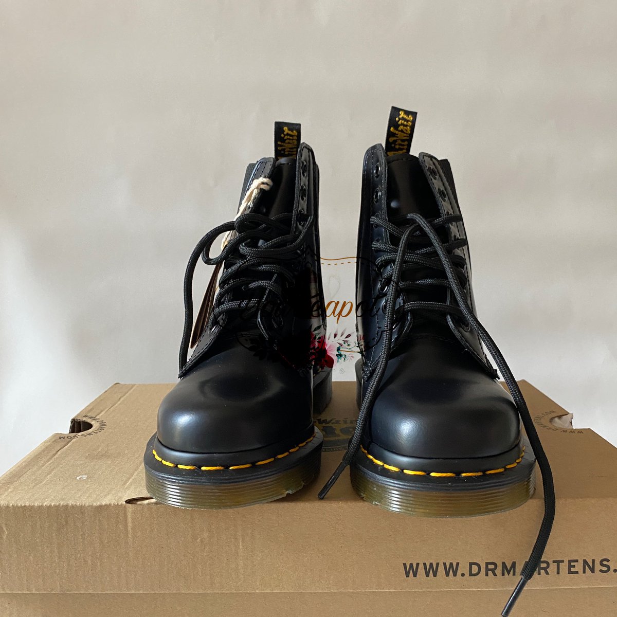 MillyeCo's tweet photo. WTS 
#zonauang 
Sepatu boots Dr martens 1460 Harper black smooth
Size : 36
BARU GOOD CONDITION and ORIGINAL beli di https://t.co/acXwVbgEpe sebelum hilang
Price :3,3jt nego 🤏
Dom : Cirebon
Pembayaran rekber ya… biar aman. No shopee/Tokopedia adminnya 12% https://t.co/82j7LjhaHT