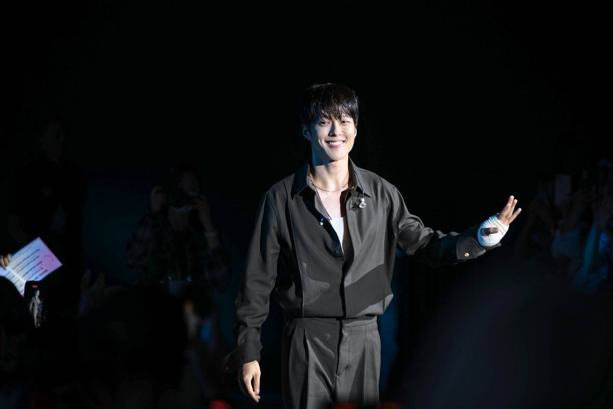 popconth's tweet photo. #JKYBeautifuldayinBKK2024 #JKYinBKK2024 #JANGKIYONG #장기용 #YG #YGSTAGE #NEVERLAND_ENT

และพระเอกคนดังตั้งใจบินมาหาแฟน ๆ ทั้งที แน่นอนว่าก็ต้องใช้เวลาร่วมกัน และให้แฟน ๆ ได้ใกล้ชิดมากที่สุด ก็เลยไม่พลาดเปิดเวทีให้ผู้โชคดี ได้ขึ้นมาสนุกด้วยกัน ทั้งเกมโพสต์ท่าคู่สุดเป๊ะจาก 4 ซีนในซีรีส์ The Atypical Family ที่ทำเอาผู้โชคดีทั้ง 4 ฟินประหนึ่งเป็นนางเอกของเรื่องเลยทีเดียว  แล้วก็ฟินกันต่อกับ 3 ภารกิจ Beautiful zone ทั้งคีบเจลลี่ ต่อมินิแชร์ และเดาะลูกปิงปอง ที่งานนี้ทำเอาถูกใจแฟน ๆ ทั้งฮอลล์ เพราะของรางวัลคือได้การ Hi Touch ทุกที่นั่งกับพระเอกในดวงใจนั่นเอง 

เข้าสู่ช่วงท้าย Beautiful Day กับโหมดซึ้งที่ทำเอาพระเอกคนดังถึงกับน้ำตาคลอ เมื่อได้ชมวิดีโอของขวัญเซอร์ไพร์สจากแฟน ๆ ฝากทิ้งแฟน ๆ ชาวไทยท้ายงาน ก่อนจะจบวันที่สวยงามด้วยการที่หนุ่มกียงมอบเพลง Tree of Paradise ให้กับแฟน ๆ พร้อมทั้งสัญญาว่าจะกลับมาหากันอีกครั้ง ขอให้แฟน ๆ ทุกคนรักษาสุขภาพ อย่าลืมทานข้าว เพื่อที่โอกาสหน้าจะได้กลับมามีเวลาแห่งรอบยิ้มและความสุขร่วมกันอีกครั้ง

#BEAUTIFULDAY #fanmeeting
#JANGKIYONG #장기용 #팬미팅
#YG #YGSTAGE #ACCOMPANY
#signaturebyart #NEVERLAND_ENT