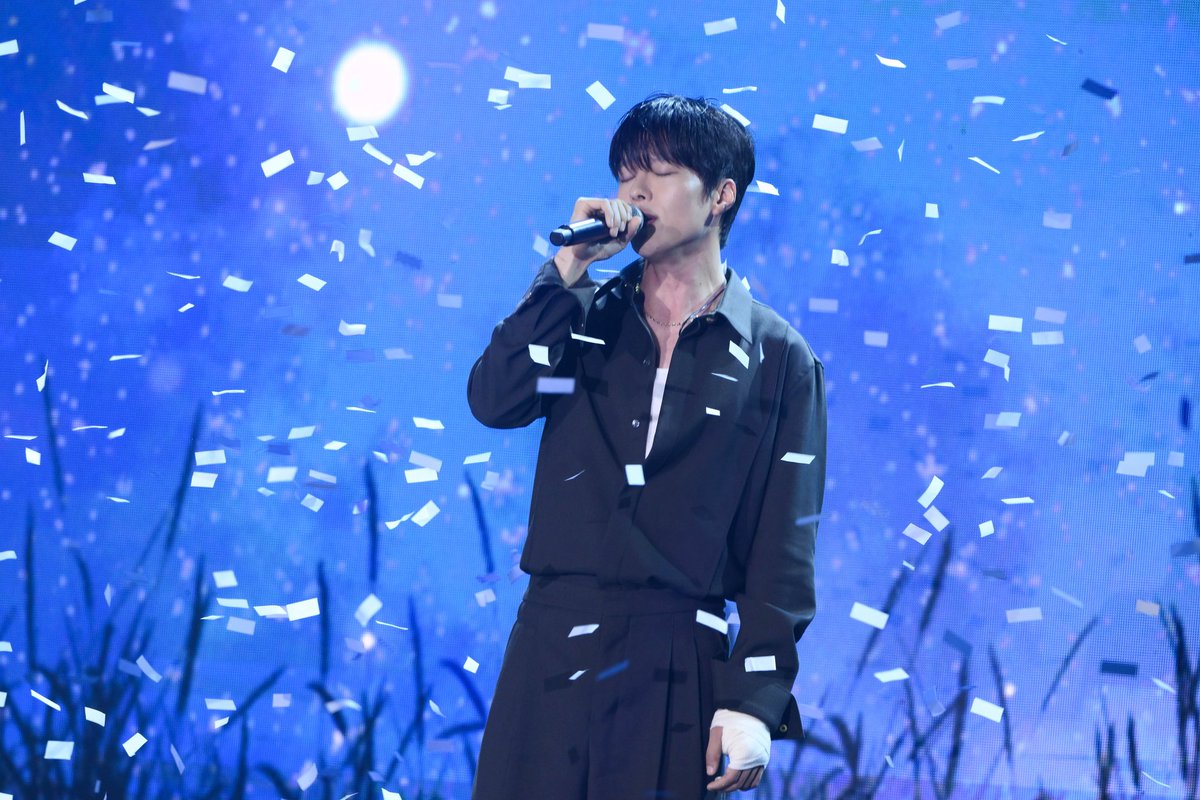 popconth's tweet photo. #JKYBeautifuldayinBKK2024 #JKYinBKK2024 #JANGKIYONG #장기용 #YG #YGSTAGE #NEVERLAND_ENT

และพระเอกคนดังตั้งใจบินมาหาแฟน ๆ ทั้งที แน่นอนว่าก็ต้องใช้เวลาร่วมกัน และให้แฟน ๆ ได้ใกล้ชิดมากที่สุด ก็เลยไม่พลาดเปิดเวทีให้ผู้โชคดี ได้ขึ้นมาสนุกด้วยกัน ทั้งเกมโพสต์ท่าคู่สุดเป๊ะจาก 4 ซีนในซีรีส์ The Atypical Family ที่ทำเอาผู้โชคดีทั้ง 4 ฟินประหนึ่งเป็นนางเอกของเรื่องเลยทีเดียว  แล้วก็ฟินกันต่อกับ 3 ภารกิจ Beautiful zone ทั้งคีบเจลลี่ ต่อมินิแชร์ และเดาะลูกปิงปอง ที่งานนี้ทำเอาถูกใจแฟน ๆ ทั้งฮอลล์ เพราะของรางวัลคือได้การ Hi Touch ทุกที่นั่งกับพระเอกในดวงใจนั่นเอง 

เข้าสู่ช่วงท้าย Beautiful Day กับโหมดซึ้งที่ทำเอาพระเอกคนดังถึงกับน้ำตาคลอ เมื่อได้ชมวิดีโอของขวัญเซอร์ไพร์สจากแฟน ๆ ฝากทิ้งแฟน ๆ ชาวไทยท้ายงาน ก่อนจะจบวันที่สวยงามด้วยการที่หนุ่มกียงมอบเพลง Tree of Paradise ให้กับแฟน ๆ พร้อมทั้งสัญญาว่าจะกลับมาหากันอีกครั้ง ขอให้แฟน ๆ ทุกคนรักษาสุขภาพ อย่าลืมทานข้าว เพื่อที่โอกาสหน้าจะได้กลับมามีเวลาแห่งรอบยิ้มและความสุขร่วมกันอีกครั้ง

#BEAUTIFULDAY #fanmeeting
#JANGKIYONG #장기용 #팬미팅
#YG #YGSTAGE #ACCOMPANY
#signaturebyart #NEVERLAND_ENT