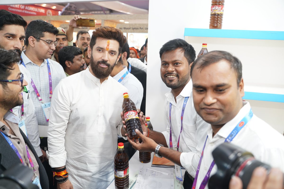 iChiragPaswan's tweet image. कल @worldfoodindia कार्यक्रम के दौरान #BiharPavilion का दौरा कर बिहार के एक्जिबिटर्स से बातचीत की।साथ ही बिहार के खाद्य प्रसंस्करण क्षेत्र के लिए भविष्य की संभावनाओं और अवसरों पर चर्चा की।

#ProcessingForProsperity
#WorldFoodIndia2024