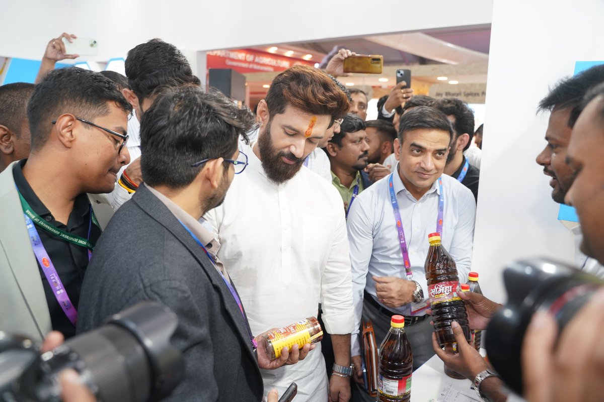 iChiragPaswan's tweet image. कल @worldfoodindia कार्यक्रम के दौरान #BiharPavilion का दौरा कर बिहार के एक्जिबिटर्स से बातचीत की।साथ ही बिहार के खाद्य प्रसंस्करण क्षेत्र के लिए भविष्य की संभावनाओं और अवसरों पर चर्चा की।

#ProcessingForProsperity
#WorldFoodIndia2024