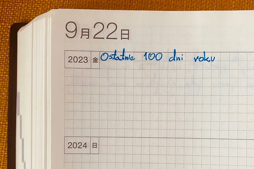 PGerschmann's tweet photo. Do końca roku zostało dokładnie 100 dni
To 100 poranków i 100 nocy
14 poniedziałków i 14 weekendów 
3 miesiące i łącznie 2400 godzin

To naprawdę wystarczająco, aby dużo zrobić. Nawet jeśli wystartujesz z realizacją planów od zera. W tym czasie spokojnie można przeczytać 10 książek, zacząć ćwiczyć i zauważyć tego efekty, wypracować nowe nawyki i z nich korzystać. Tylko musisz zacząć dosłownie TERAZ, bo kolejna okazja będzie za rok. 

A jeśli nie wykorzystasz tych stu dni to przelecą niezauważone. Zobacz jak szybko minął czas od 16 czerwca. Tę datę i dzisiejszą dzieli właśnie 100 dni.

W nowym wydaniu 52Notatki opisuje 6 kroków, które sam stosuję, aby w pełni wykorzystać 100 ostatnich dni roku. Może Tobie też się przydadzą? 

(link znajdziesz klikając na mój profil)