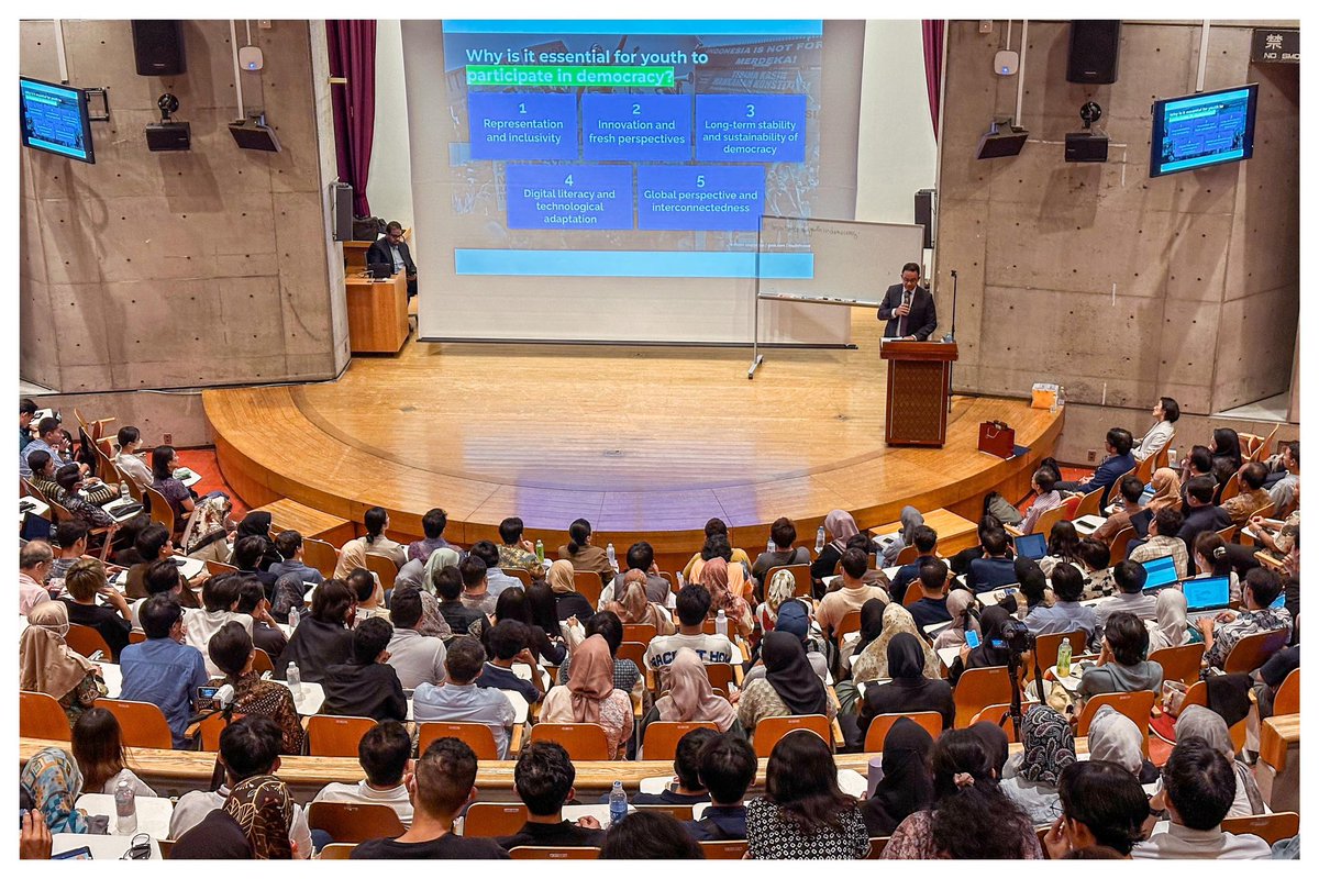 aniesbaswedan's tweet image. Mengapa penting bagi anak-anak muda untuk terlibat aktif dalam politik? 

Pertama, keterwakilan. Dengan jumlah dan proporsi yang besar, apa anak muda rela pengambilan keputusan di segala tingkat di negara ini tak mempertimbangkan suara dan aspirasi anak muda?

Kedua, anak-anak…