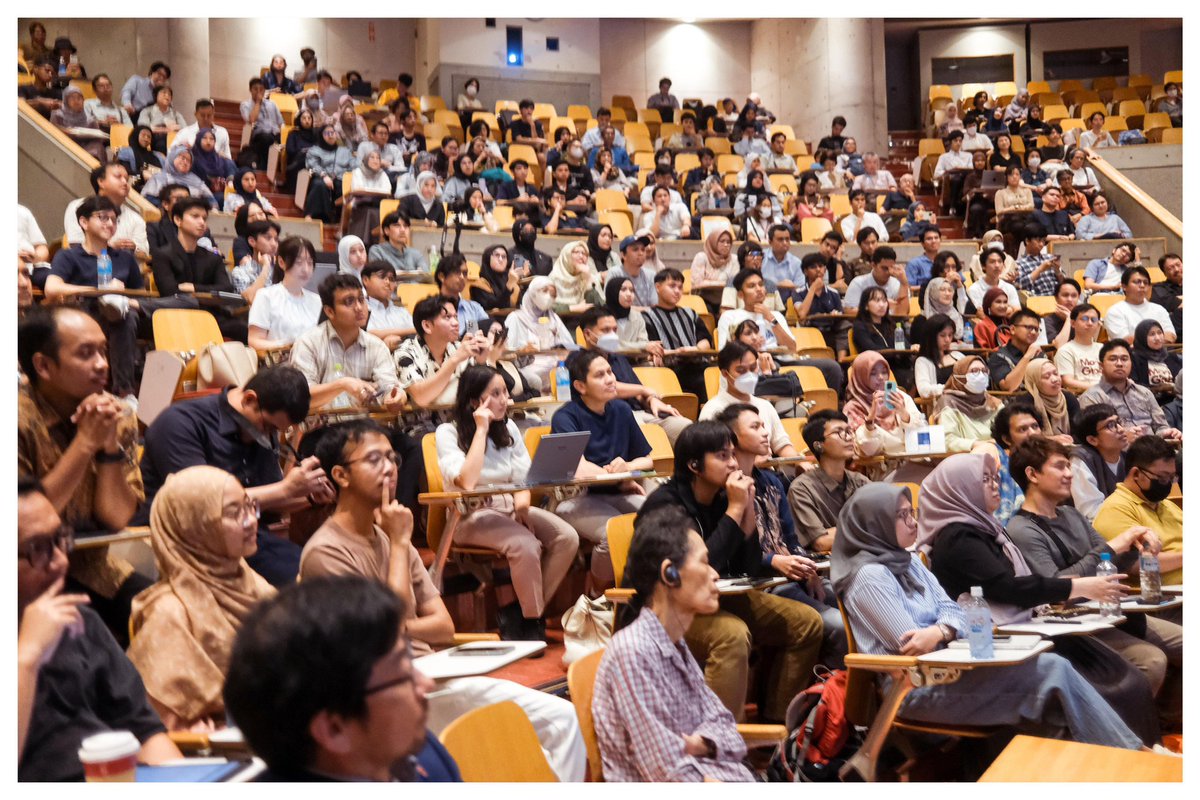 aniesbaswedan's tweet image. Mengapa penting bagi anak-anak muda untuk terlibat aktif dalam politik? 

Pertama, keterwakilan. Dengan jumlah dan proporsi yang besar, apa anak muda rela pengambilan keputusan di segala tingkat di negara ini tak mempertimbangkan suara dan aspirasi anak muda?

Kedua, anak-anak…