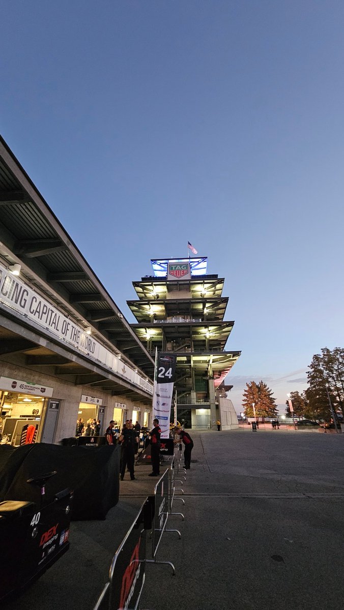 RobbieDoggeh's tweet photo. Good morning race fans for those who celebrate https://t.co/GwTURcSzen