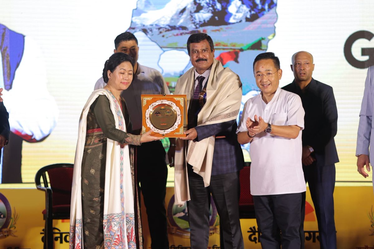 ED&amp; SH, WBSO was felicitated by Hon’ble Chief Minister Of Sikkim Sh PS Tamang during the Akhil Bhartiya Kavi Sammelan organized by Dainik Jagran at Mannan Bhawan- Gangtok on 21.09.2024 
<a href="/IndianOilcl/">Indian Oil Corp Ltd</a> <a href="/wb_IndianOil/">IOCL WB</a> <a href="/EDLPGIOCL/">Sailendra K</a> <a href="/LKS_Chauhan/">Lalit Chauhan</a>