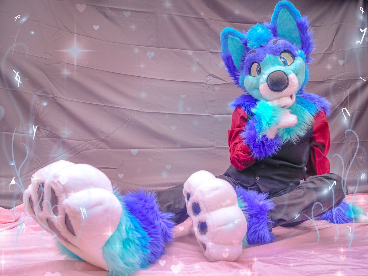 nadewol's tweet photo. Single furries only! Sona vs IRL.

We look so much alike, don’t we? 😂 https://t.co/sM1u1b5e6i
