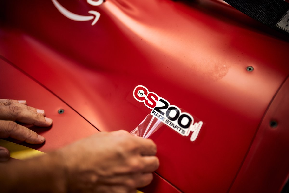 ScuderiaFerrari's tweet image. Marking a special anniversary for @CarlosSainz55 🫶

#SingaporeGP 🇸🇬 #F1