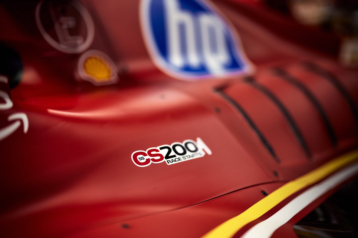 ScuderiaFerrari's tweet image. Marking a special anniversary for @CarlosSainz55 🫶

#SingaporeGP 🇸🇬 #F1