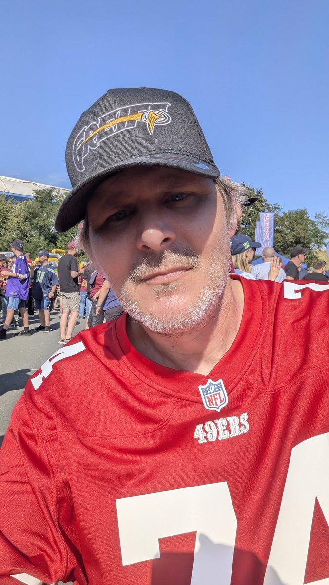 SHeidkeKA's tweet photo. Grüße von der #powerparty beim #ELF #ChampionshipGame auf #arenaaufSchalke #FTTB #49ersEmpireBW #ninerempiregermany #rheinfire #viennaVikings https://t.co/vvR4bPnirk