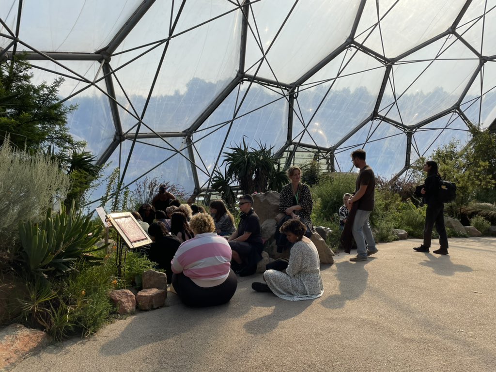 _ArtReach's tweet image. Yesterday @EdenProject we heard the sounds of the water with Kaajal Modi, and the sounds from the Galool Tree of Somali women’s weaving songs and storytelling traditions with @DhaqanC see both artists at #JourneysFestival2024 #LetsCreate @CounterArts @ace_national