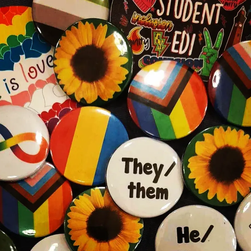 UoB Student EDI (@uobstudentedi) on Twitter photo Come and see the Equality, Diversity Inclusion Team at our stall in the <a href="/unibirmingham/">Uni of Birmingham</a> Great Hall in the Aston Webb building! Our Student Ambassadors will be here until 4pm to chat about all things EDI and give away some freebies, including these fantastic custom badges! Come and see the Equality, Diversity Inclusion Team at our stall in the <a href="/unibirmingham/">Uni of Birmingham</a> Great Hall in the Aston Webb building! Our Student Ambassadors will be here until 4pm to chat about all things EDI and give away some freebies, including these fantastic custom badges!
